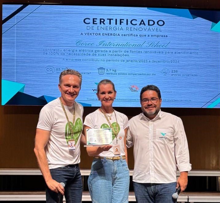 Sandro Bittencourt de Souza a direita entrega o Certificado de Energia Renovavel ao gestor e a diretora do Instituto COREE em Joinville Omar Ghanem e Liliane Constantini