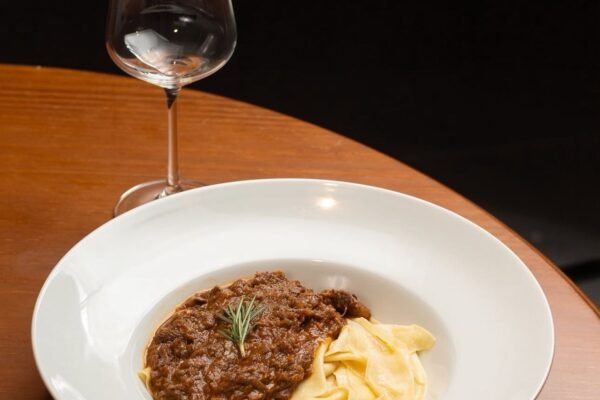 Los Troncos Parrilla Uruguaya renova menu executivo com pratos clássicos Ragu de ossobuco com papardelle feito na casa